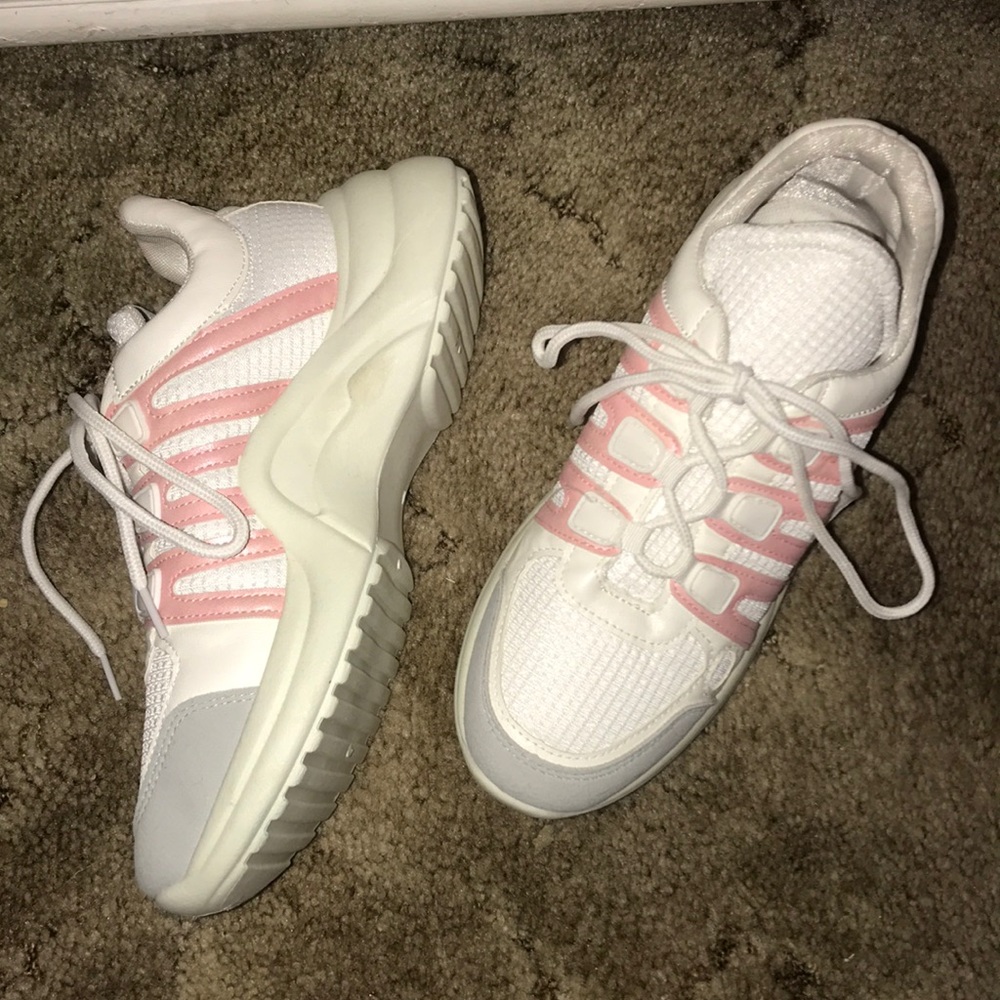 Tennis shoes